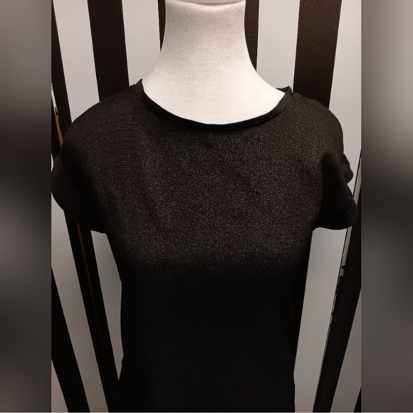 Black tee with gold threading - Picture 4 of 6